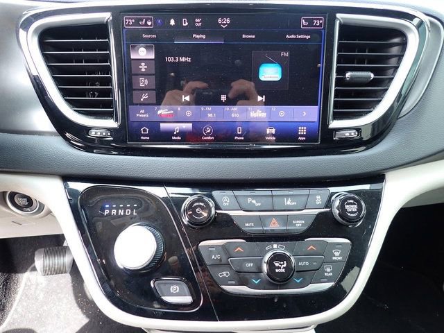 Used 2023 Chrysler Pacifica Touring-L image 14