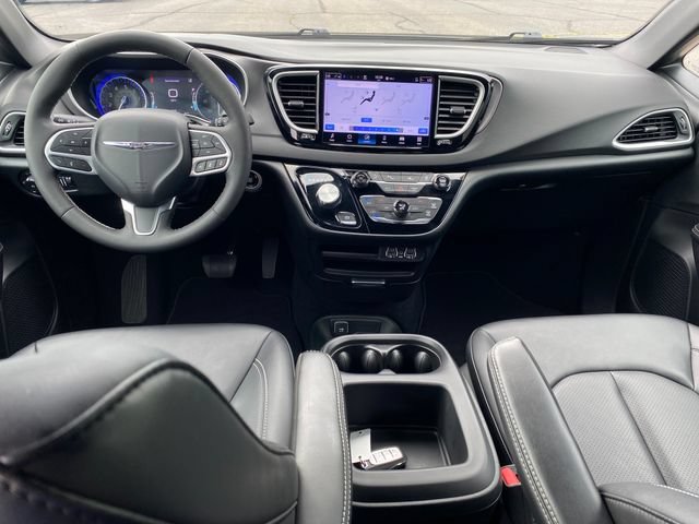 Used 2025 Chrysler Pacifica Select FWD image 6