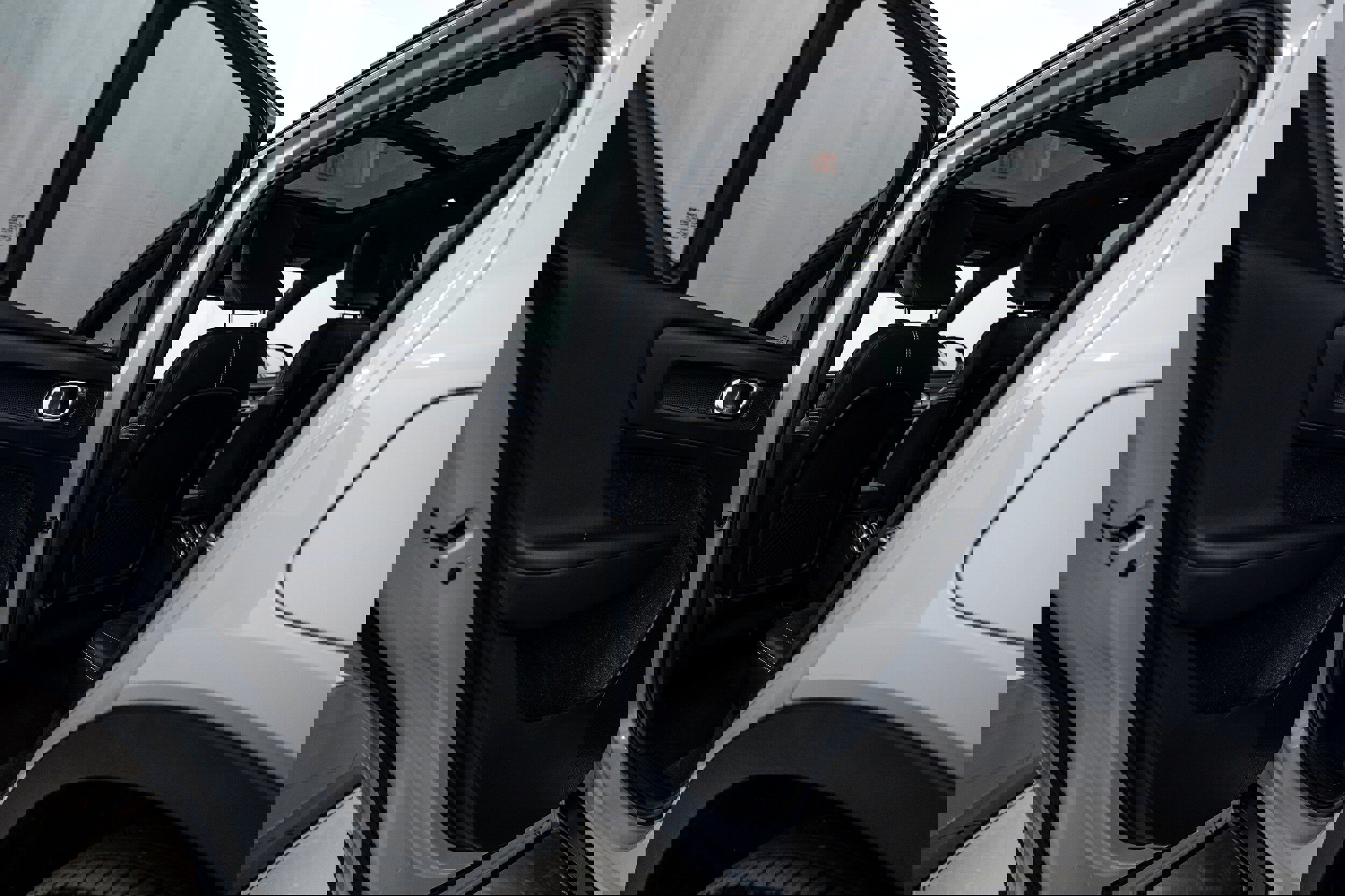 Used 2021 Volvo XC40 P8 Recharge image 21