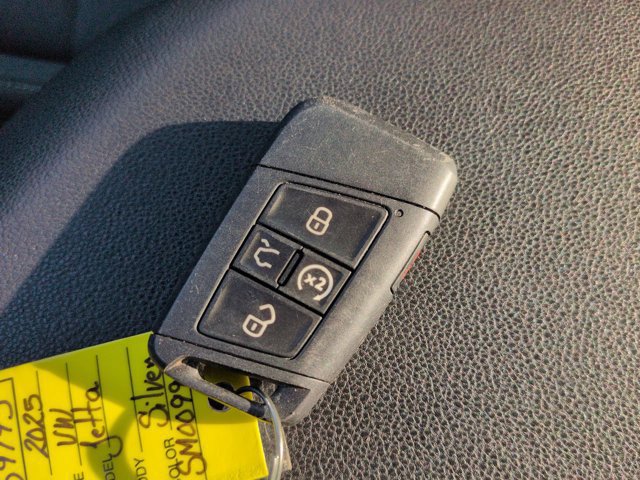 Used 2025 Volkswagen Jetta SE FWD image 27