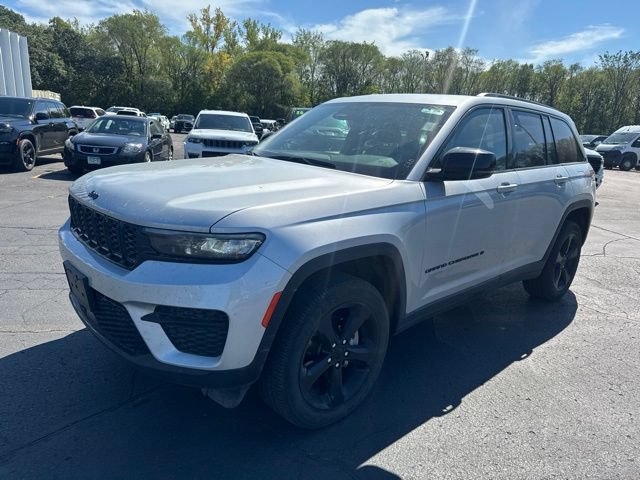 Used 2023 Jeep Grand Cherokee Altitude AWD/4WD image 3