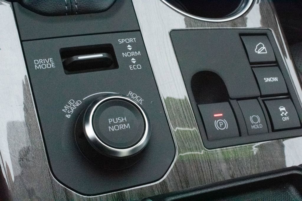 Used 2024 Toyota Highlander Limited image 31