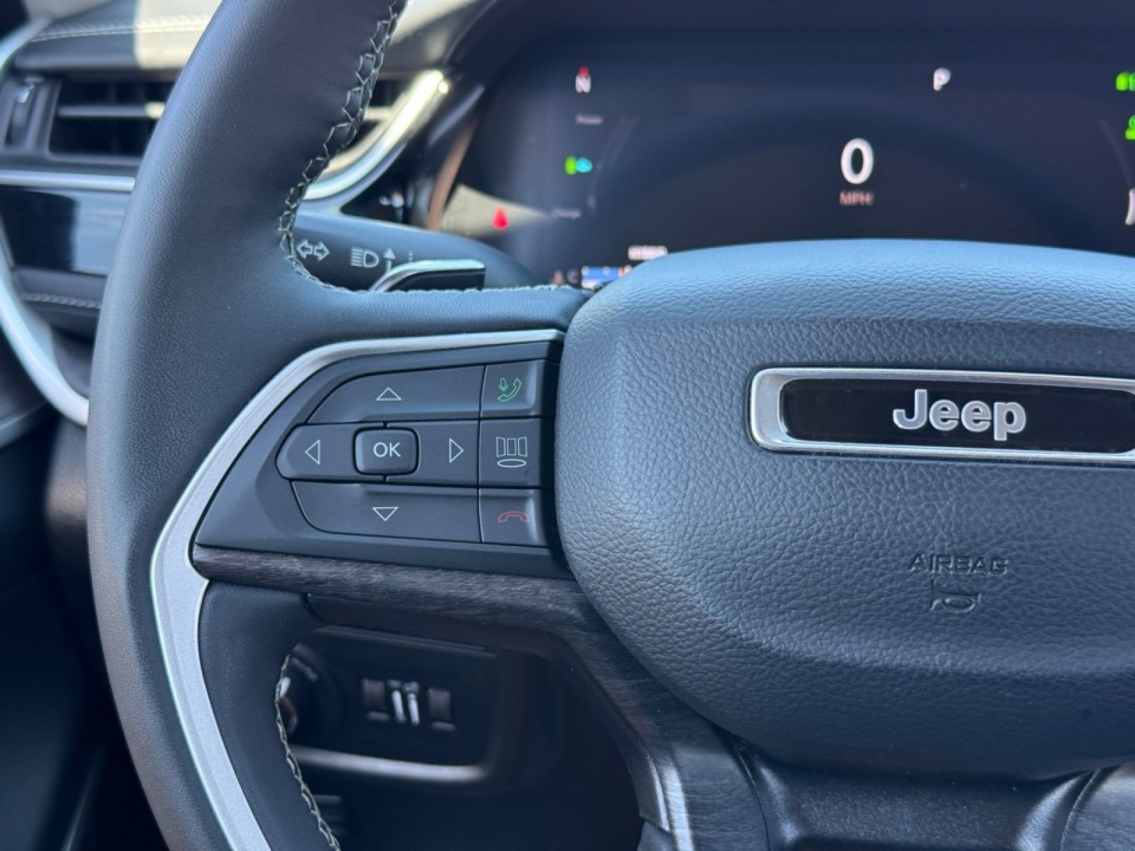 Used 2022 Jeep Grand Cherokee Limited image 31