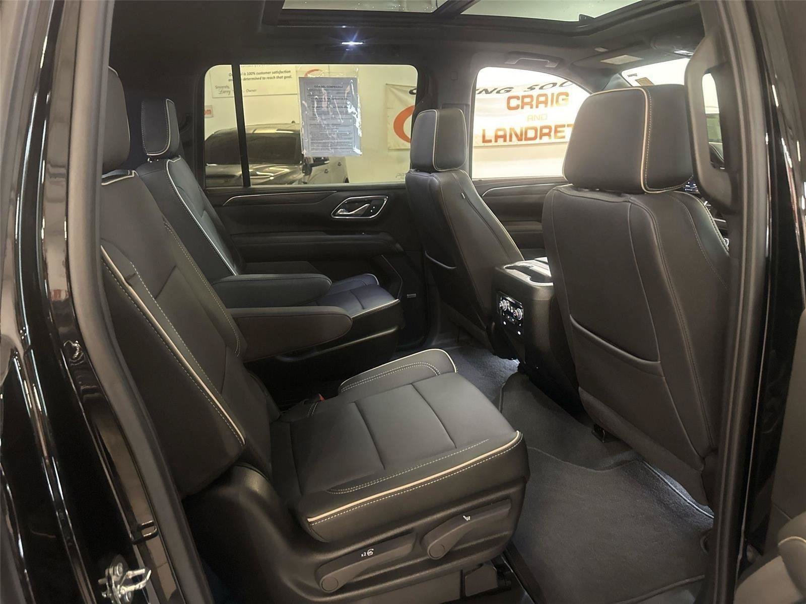 Used 2023 GMC Yukon XL SLT w/ SLT Premium Package AWD/4WD image 10
