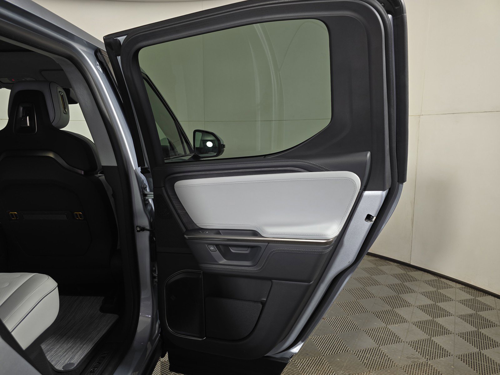 Used 2025 Rivian R1T Adventure AWD/4WD image 19