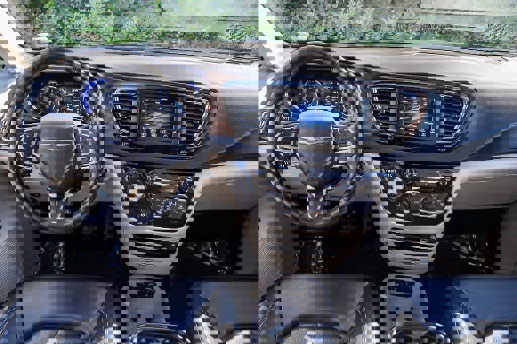 Used 2020 Chrysler Voyager Lxi image 12