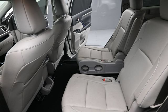 Used 2019 Toyota Highlander Limited FWD image 16
