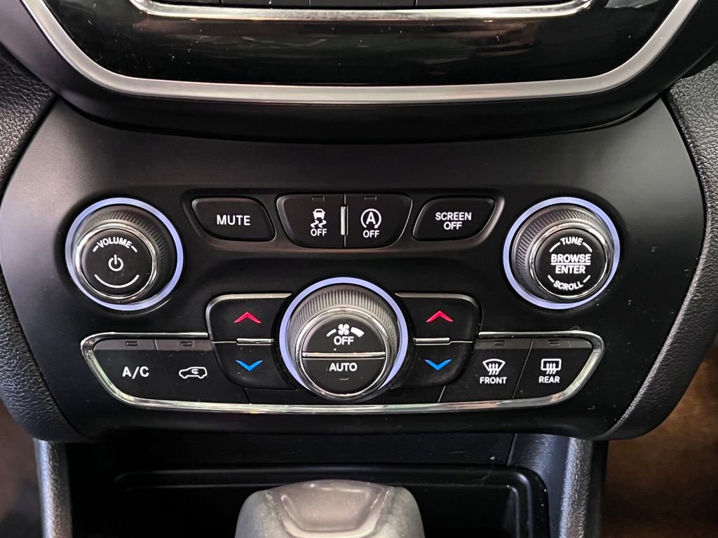 Used 2019 Jeep Cherokee Limited image 31