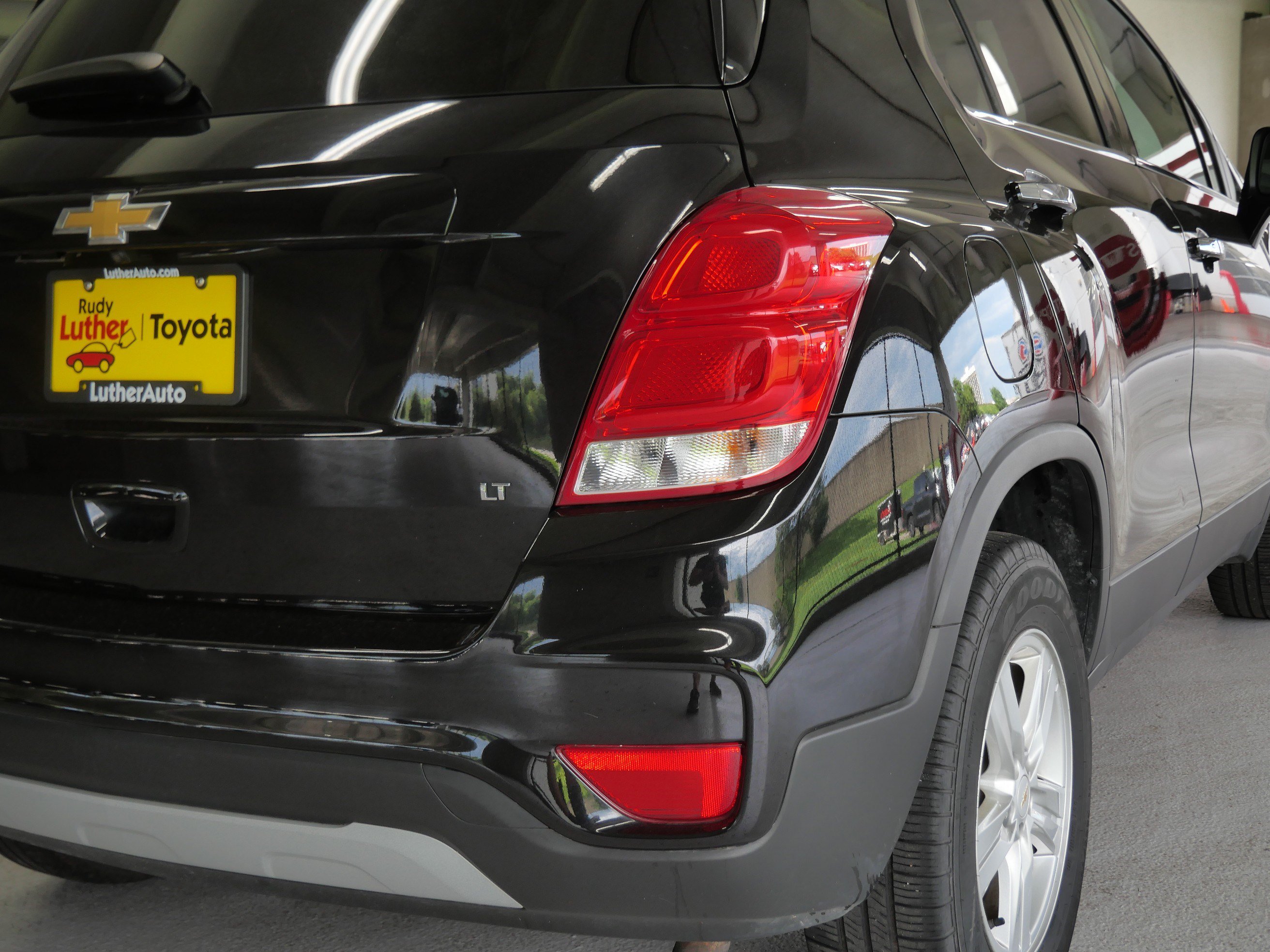 Used 2020 Chevrolet Trax LT w/ LT Convenience Package AWD/4WD image 17