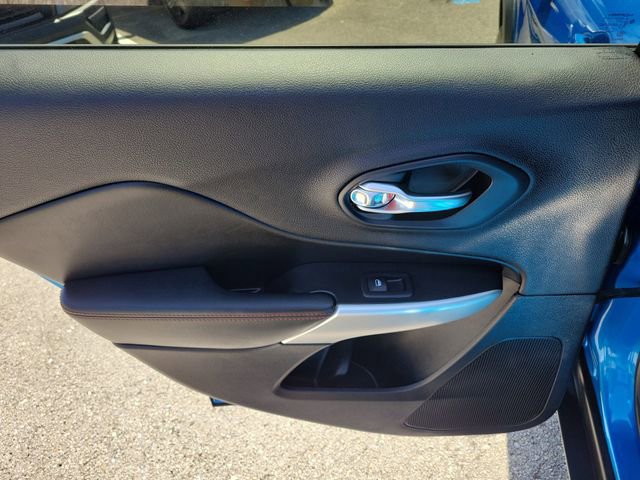Used 2018 Jeep Cherokee Trailhawk AWD/4WD image 11