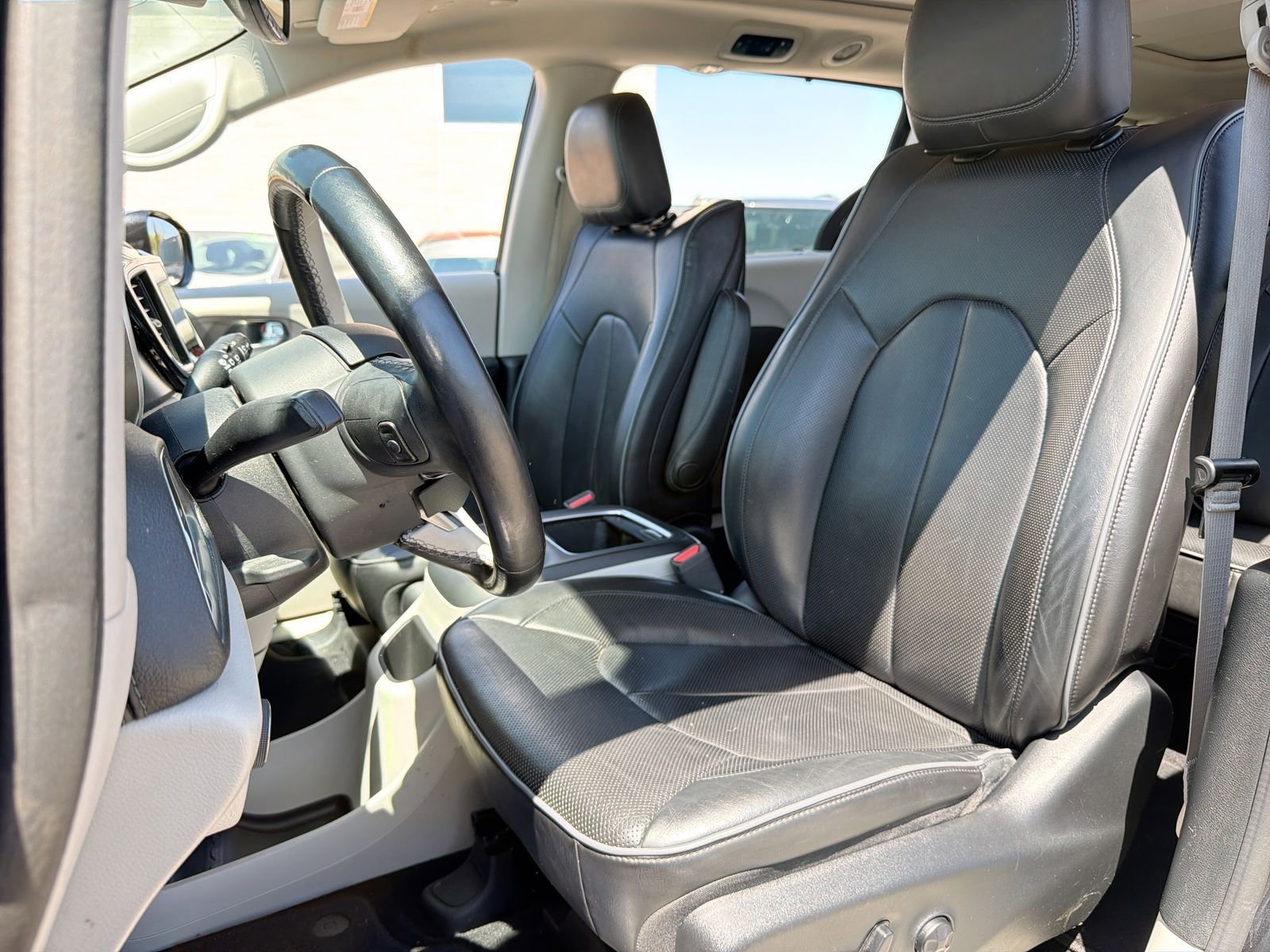 Used 2018 Chrysler Pacifica Limited FWD image 17
