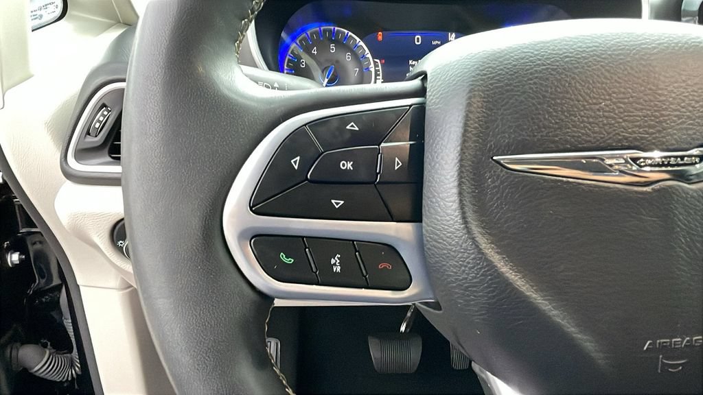 Used 2024 Chrysler Pacifica Touring-L FWD image 26