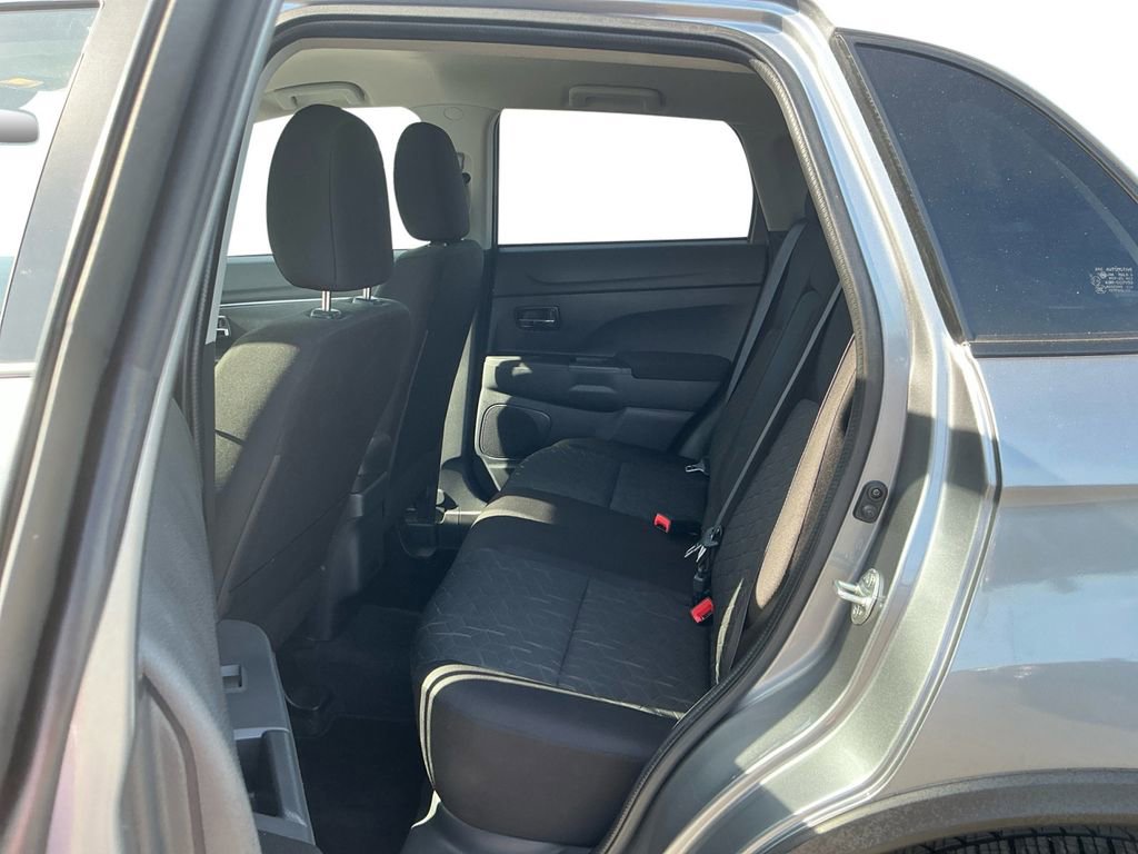 Used 2025 Mitsubishi Outlander ES FWD image 21