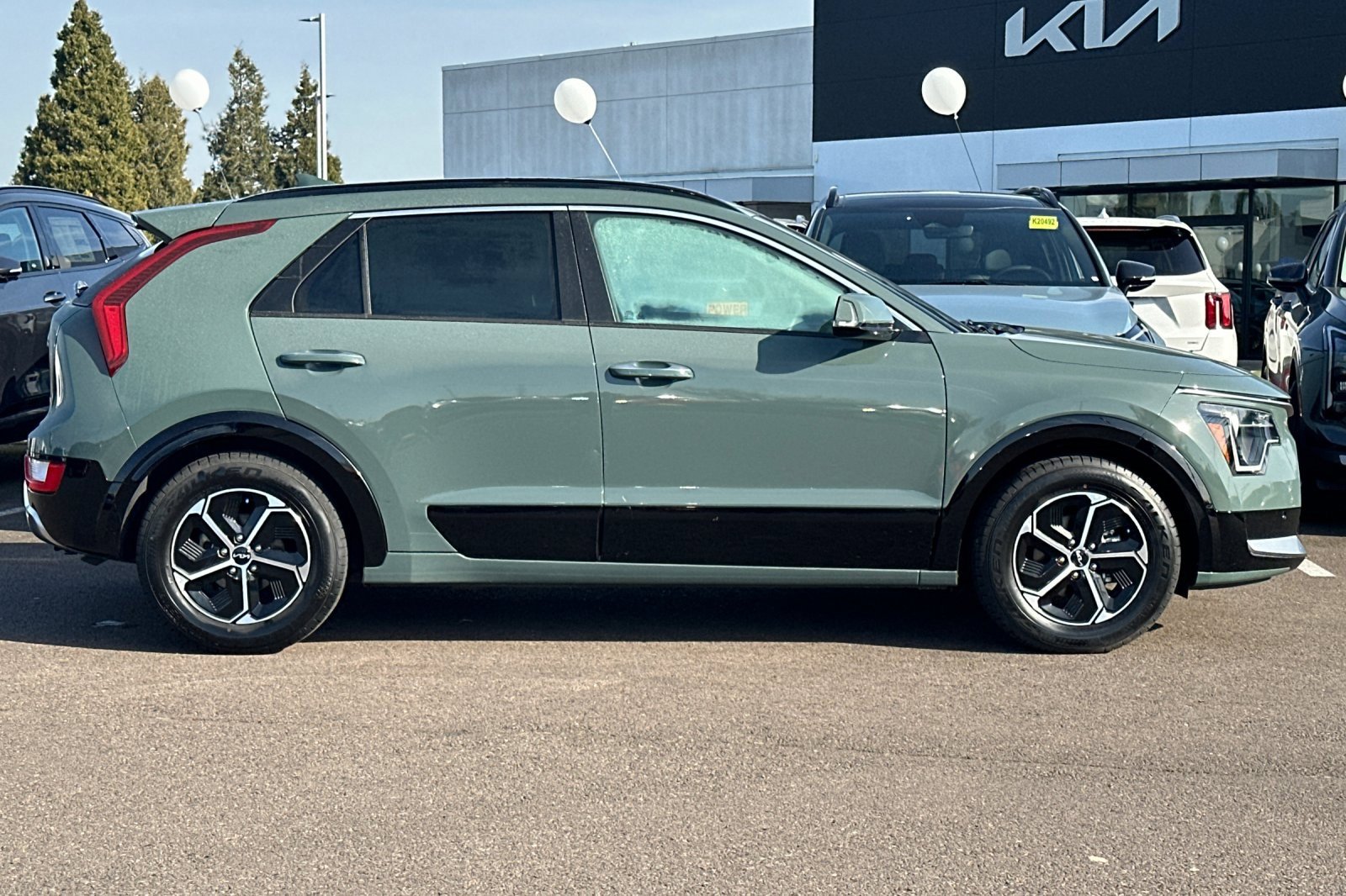 Used 2024 Kia Niro SX image 3