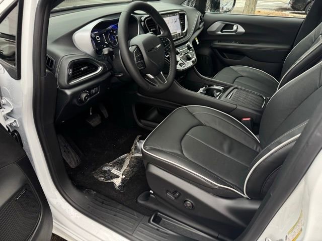 New 2026 Chrysler Pacifica Limited w/ Uconnect Theater Family Group image 17