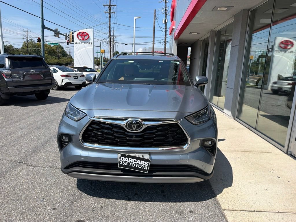 Used 2022 Toyota Highlander Platinum AWD/4WD image 2