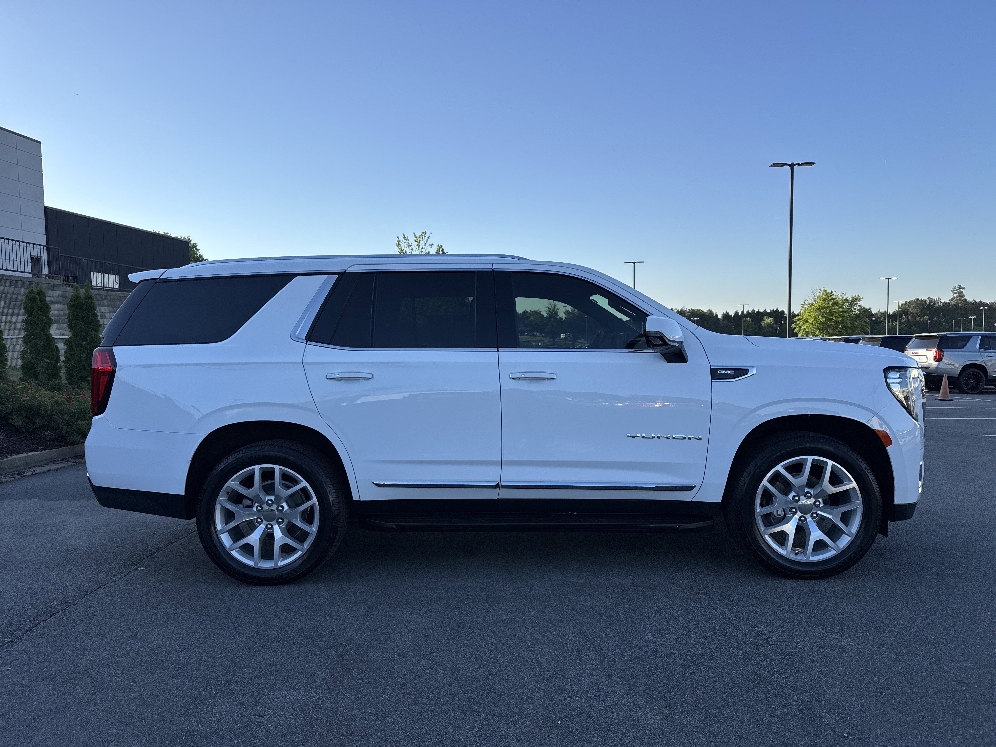 Used 2023 GMC Yukon SLT w/ SLT Premium Package RWD image 11