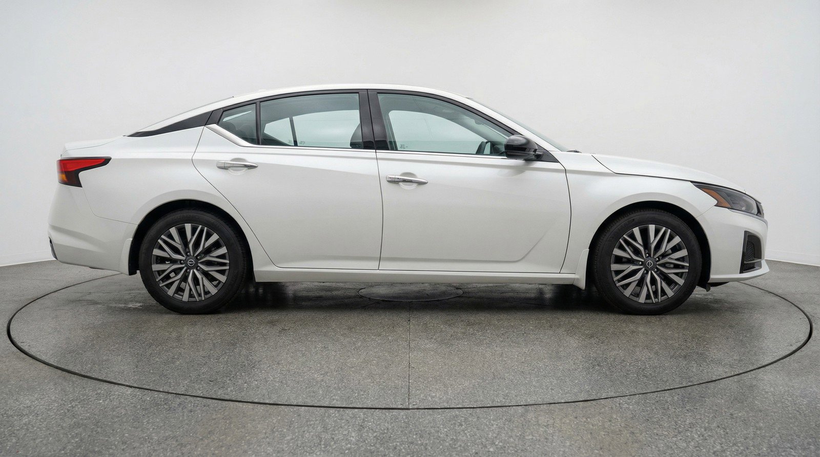 Used 2025 Nissan Altima 2.5 SV FWD image 11