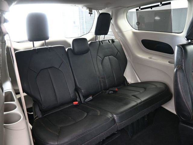 Used 2019 Chrysler Pacifica Touring-L image 42