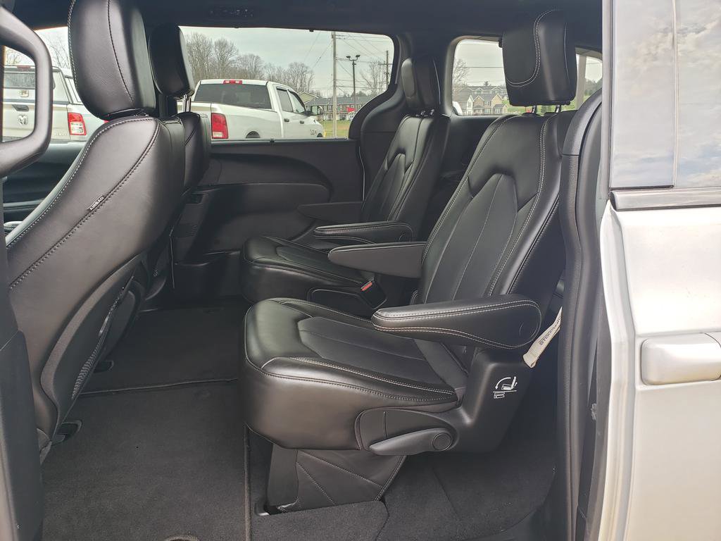 Used 2023 Chrysler Pacifica Touring-L w/ S Appearance Package image 11
