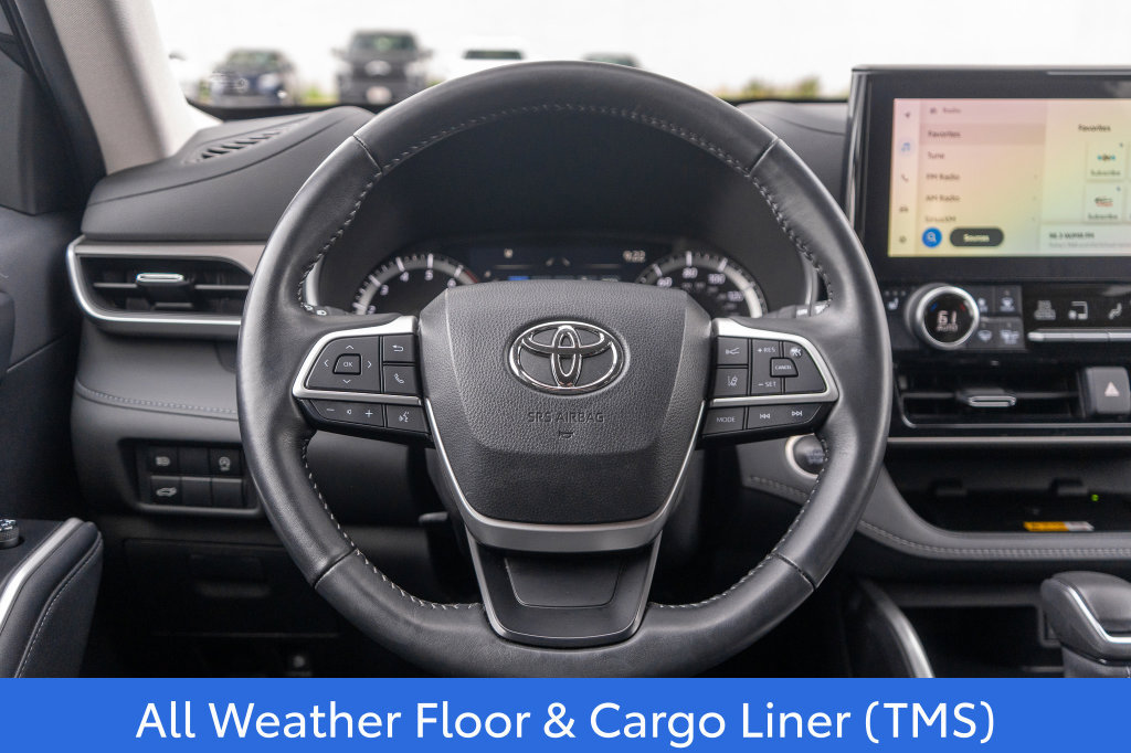 Used 2024 Toyota Highlander XLE AWD/4WD image 16