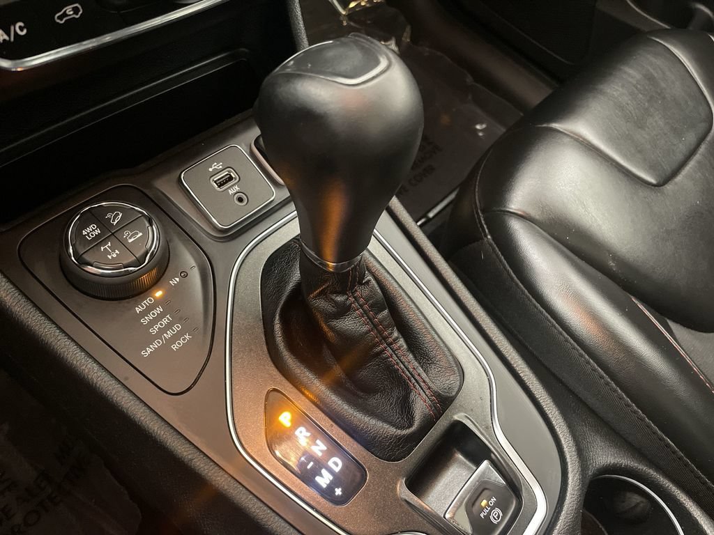Used 2019 Jeep Cherokee Trailhawk w/ Comfort & Convenience Group AWD/4WD image 10