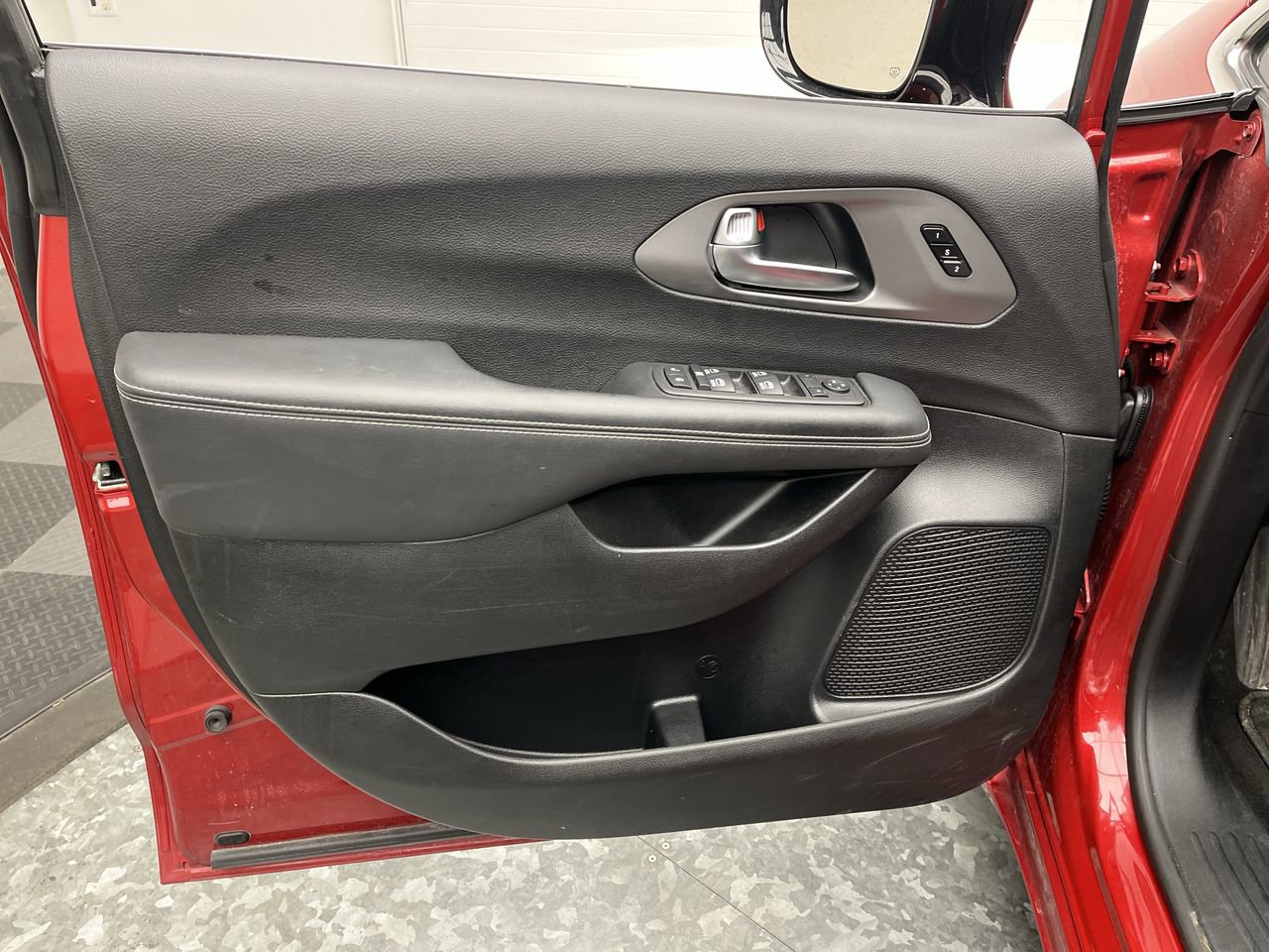 Used 2025 Chrysler Pacifica Select FWD image 6