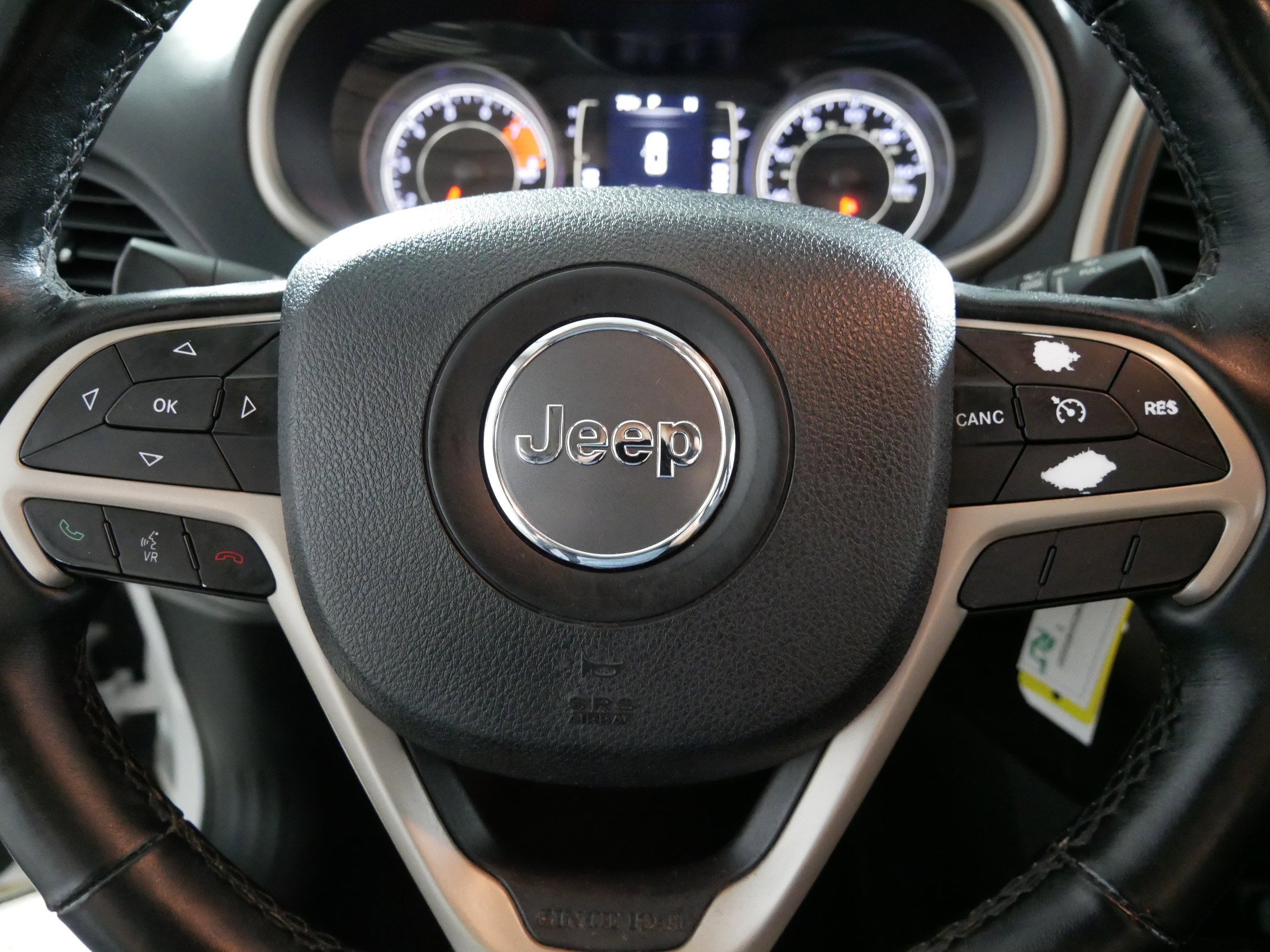 Used 2017 Jeep Cherokee Latitude w/ Cold Weather Group AWD/4WD image 25