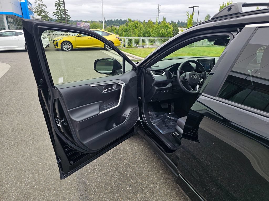 Used 2022 Toyota RAV4 SE w/ SE Grade Weather Package AWD/4WD image 18