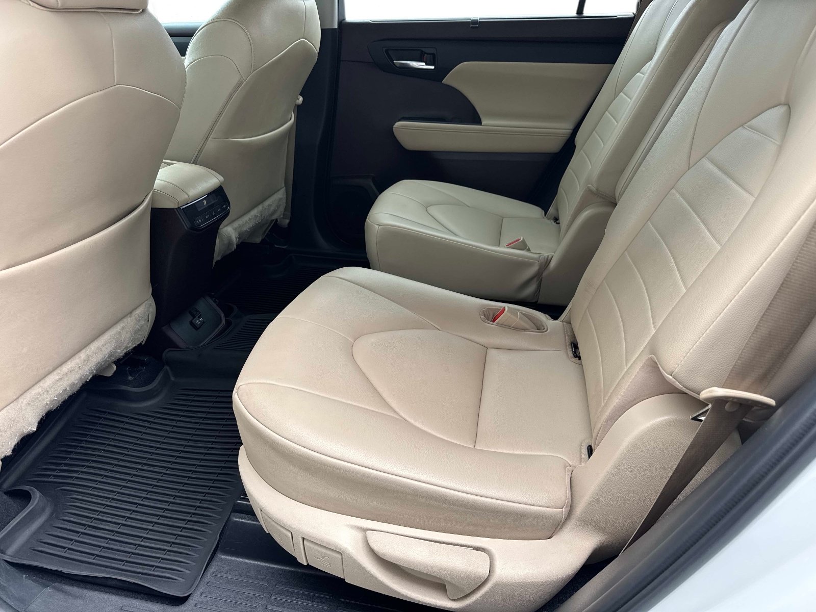 Used 2021 Toyota Highlander XLE AWD/4WD image 15