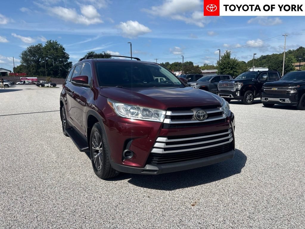 Used 2019 Toyota Highlander LE AWD/4WD image 1