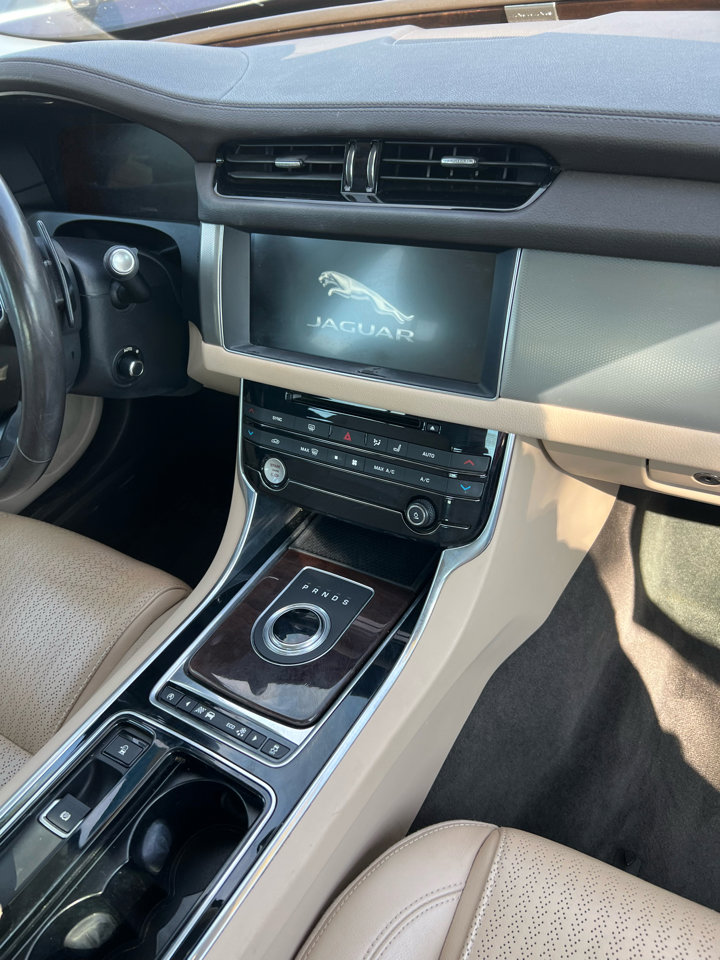 Used 2017 Jaguar XF Prestige image 9