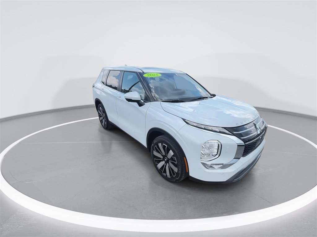 New 2025 Mitsubishi Outlander SE image 2