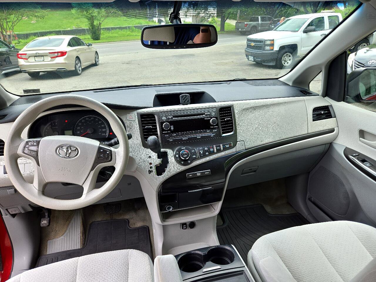 Used 2014 Toyota Sienna LE image 13