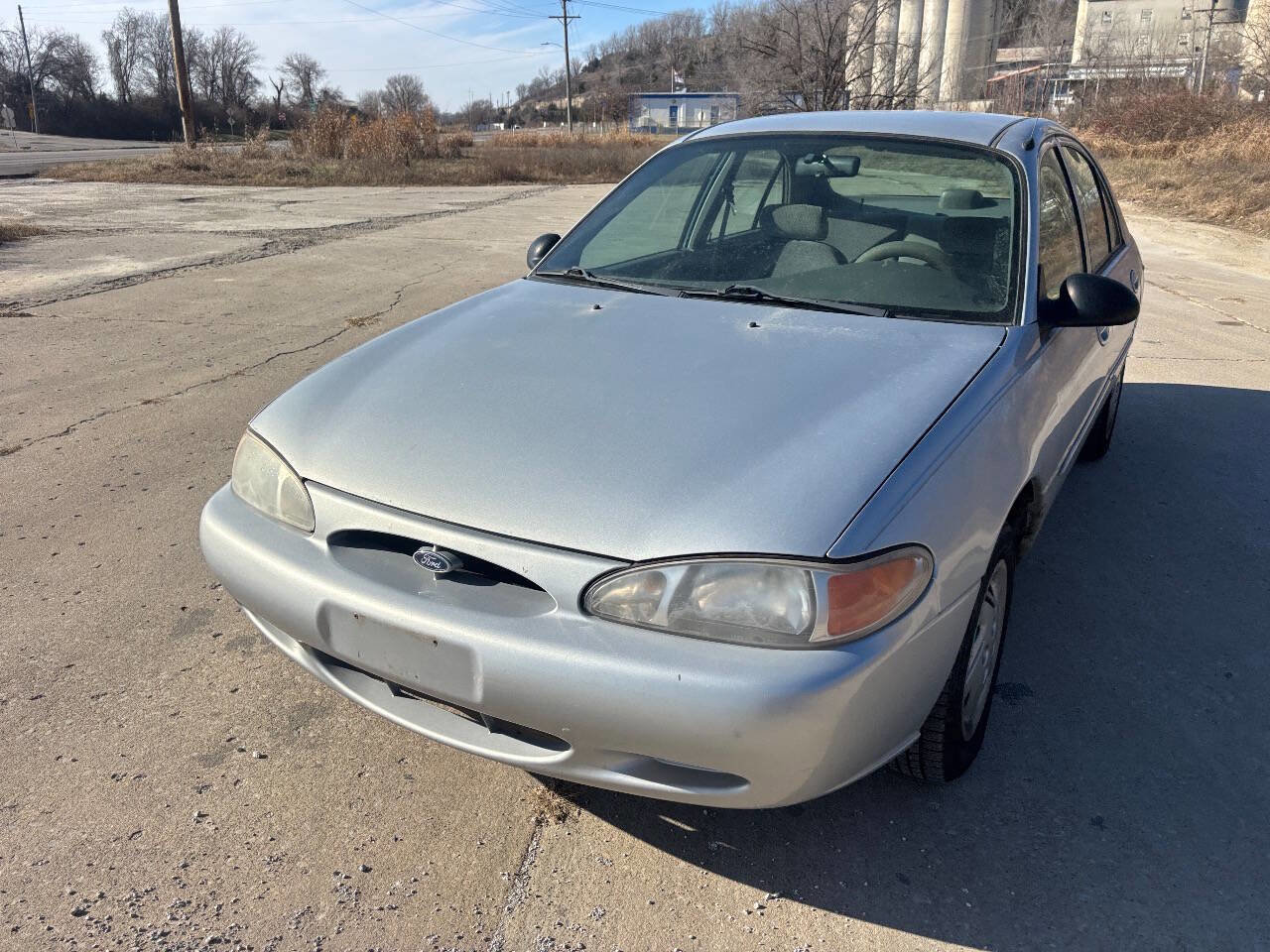 Used 2001 Ford Escort Sedan image 3