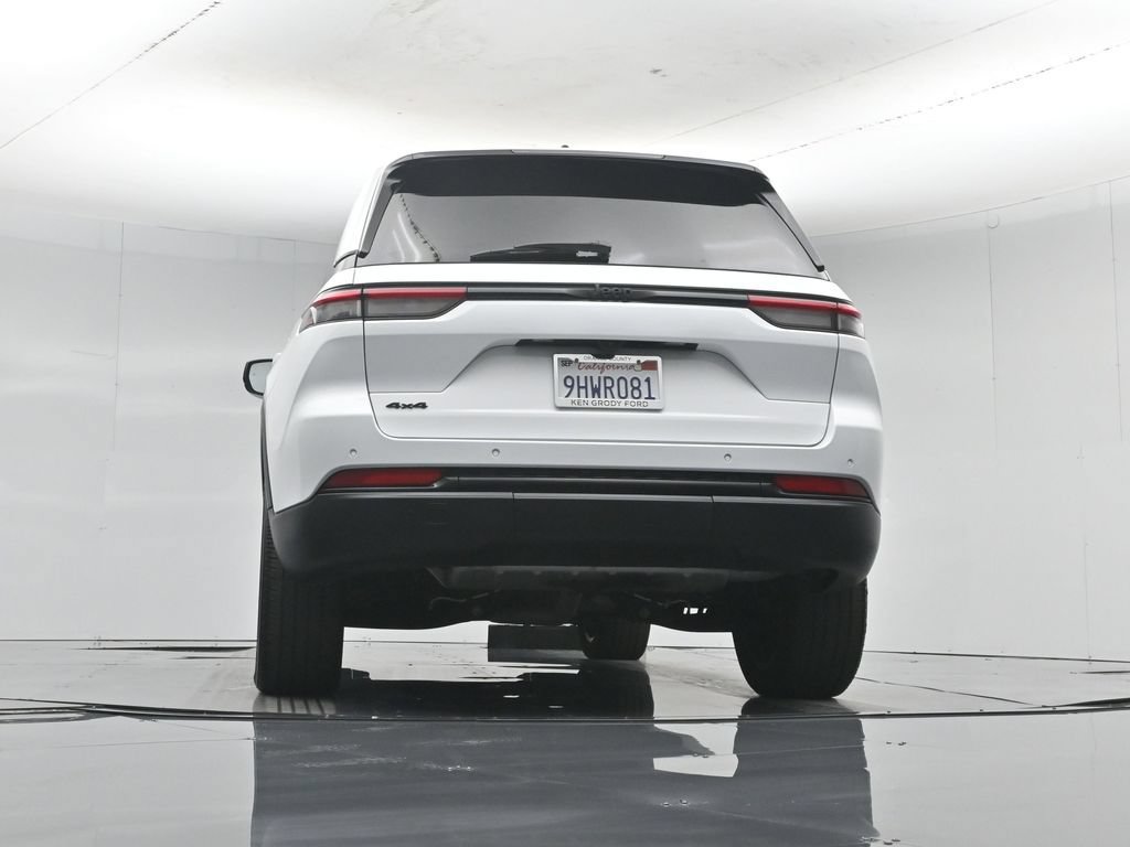 Used 2023 Jeep Grand Cherokee Laredo AWD/4WD image 53