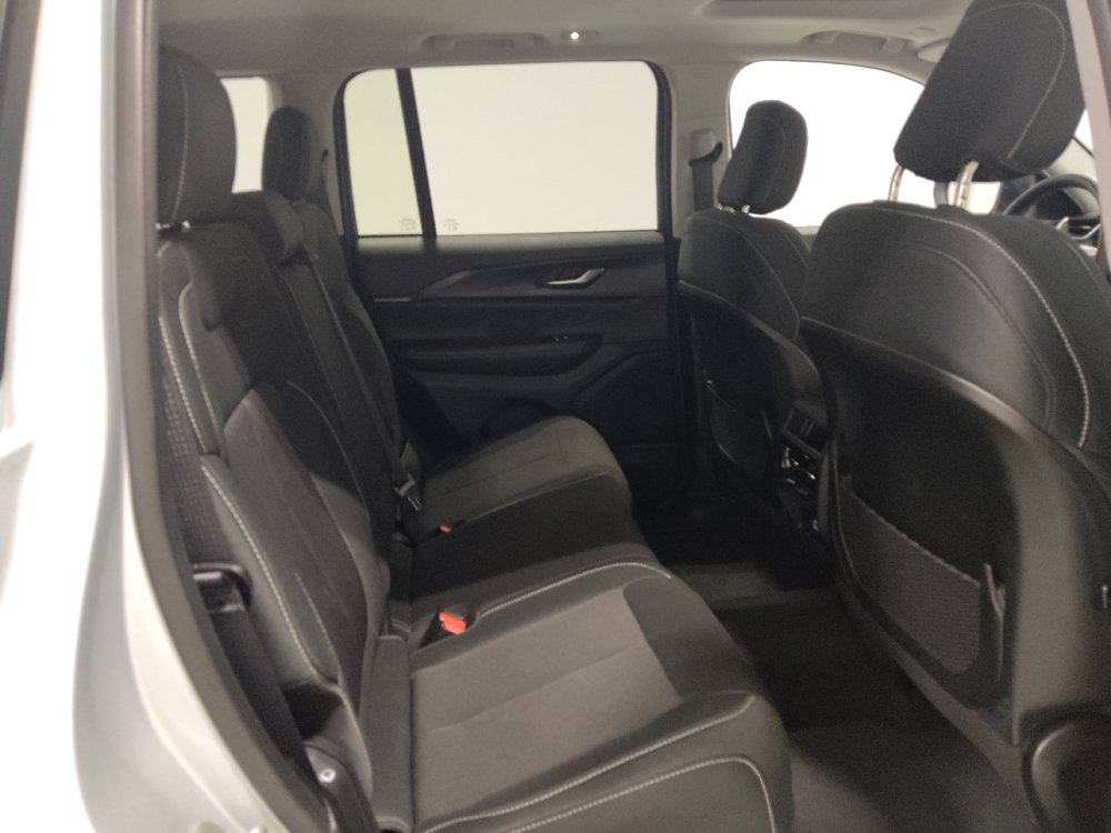 Used 2023 Jeep Grand Cherokee Laredo AWD/4WD image 19