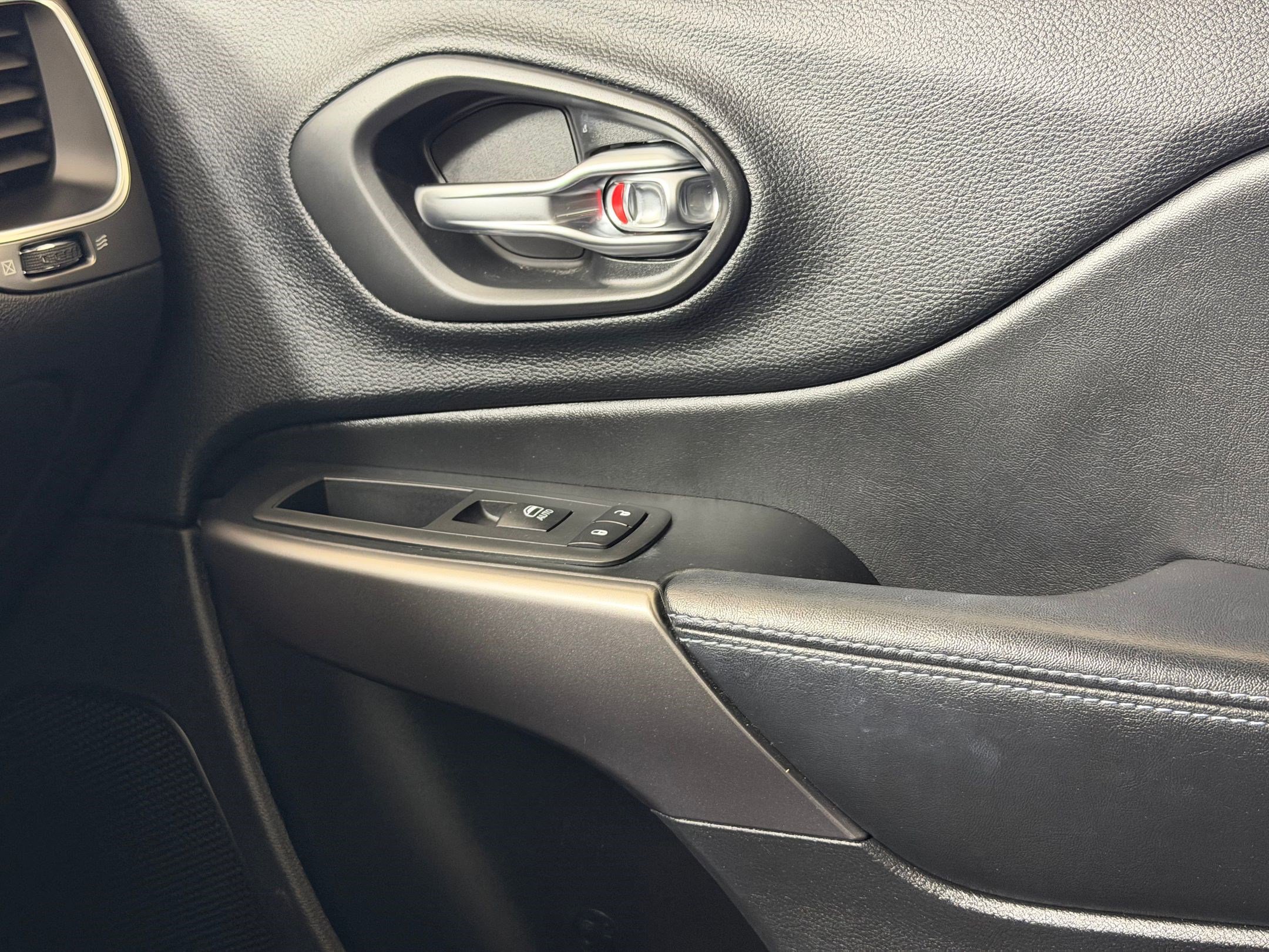 Used 2020 Jeep Cherokee Latitude Plus w/ Comfort/Convenience Group image 25