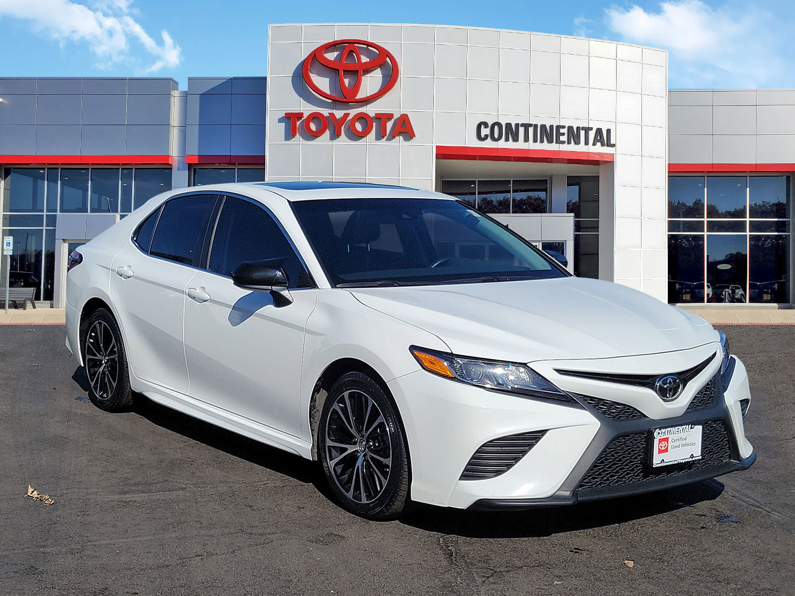 Certified 2018 Toyota Camry SE w/ Moonroof Package image 2