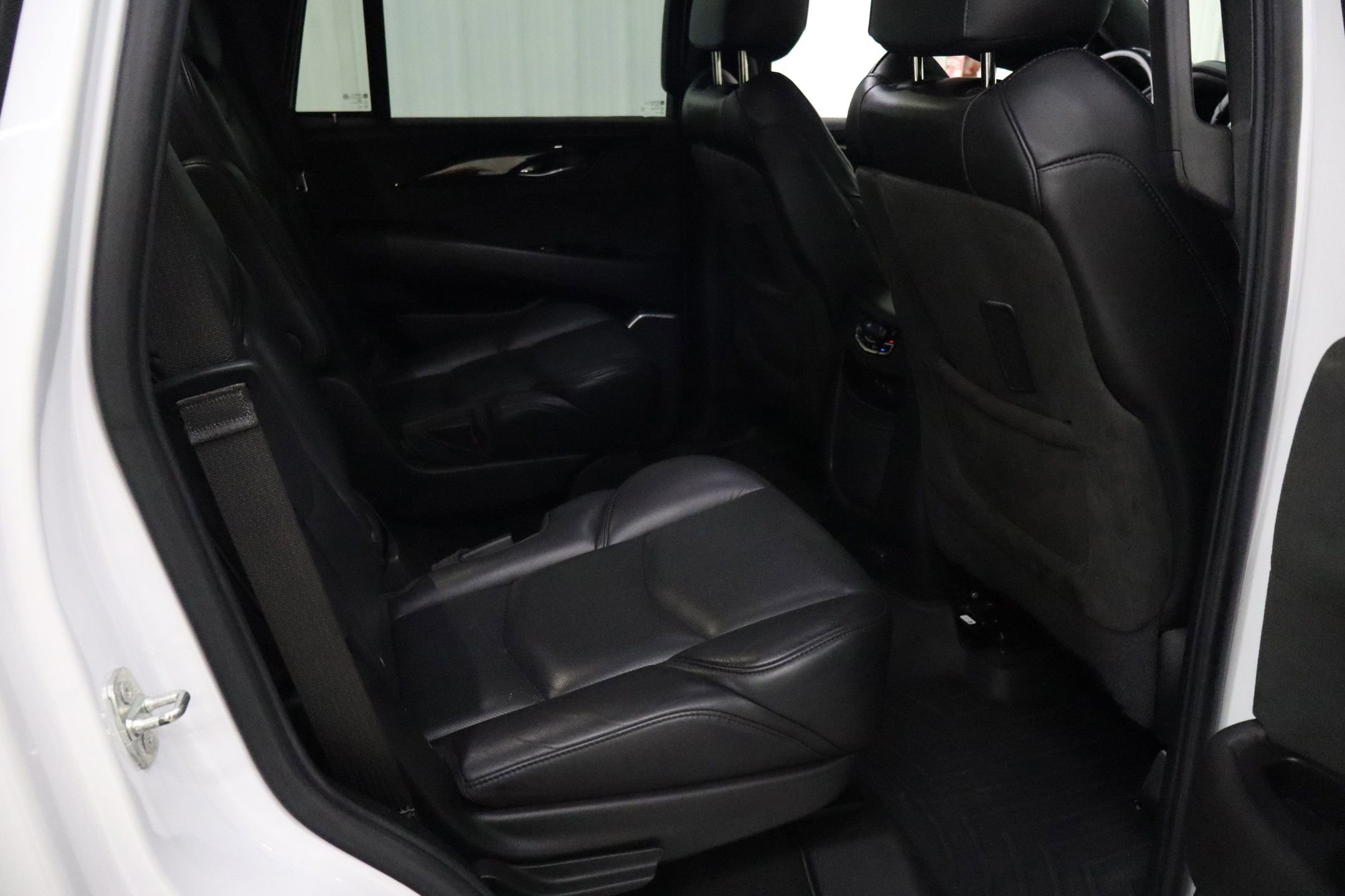 Used 2020 Cadillac Escalade Platinum image 31