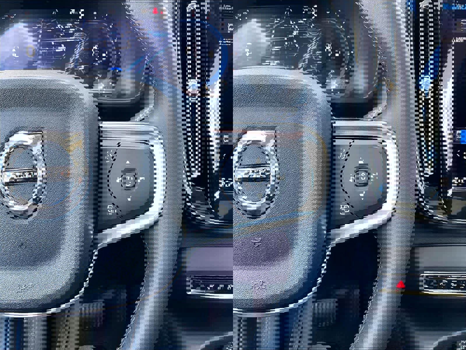 Used 2025 Volvo XC40 B5 Plus image 22