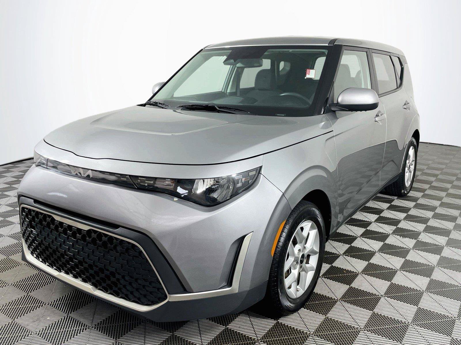Certified 2025 Kia Soul LX w/ LX Technology Package FWD image 3