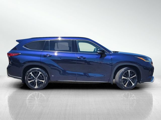 Used 2022 Toyota Highlander XSE AWD/4WD image 3