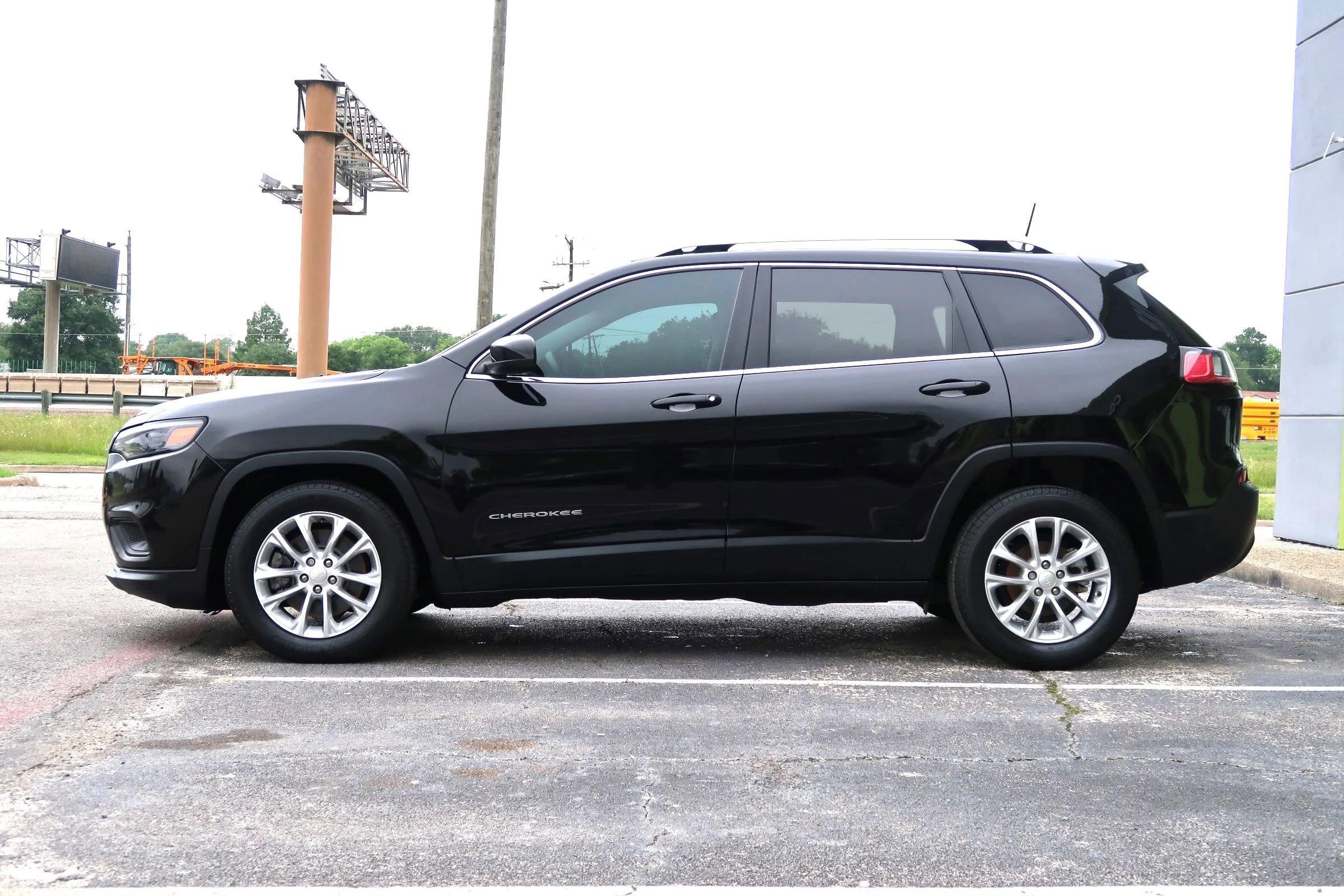 Used 2019 Jeep Cherokee Latitude w/ Popular Appearance Group FWD image 7