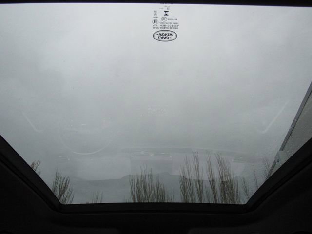 Used 2024 Land Rover Defender 130 X-Dynamic SE image 28