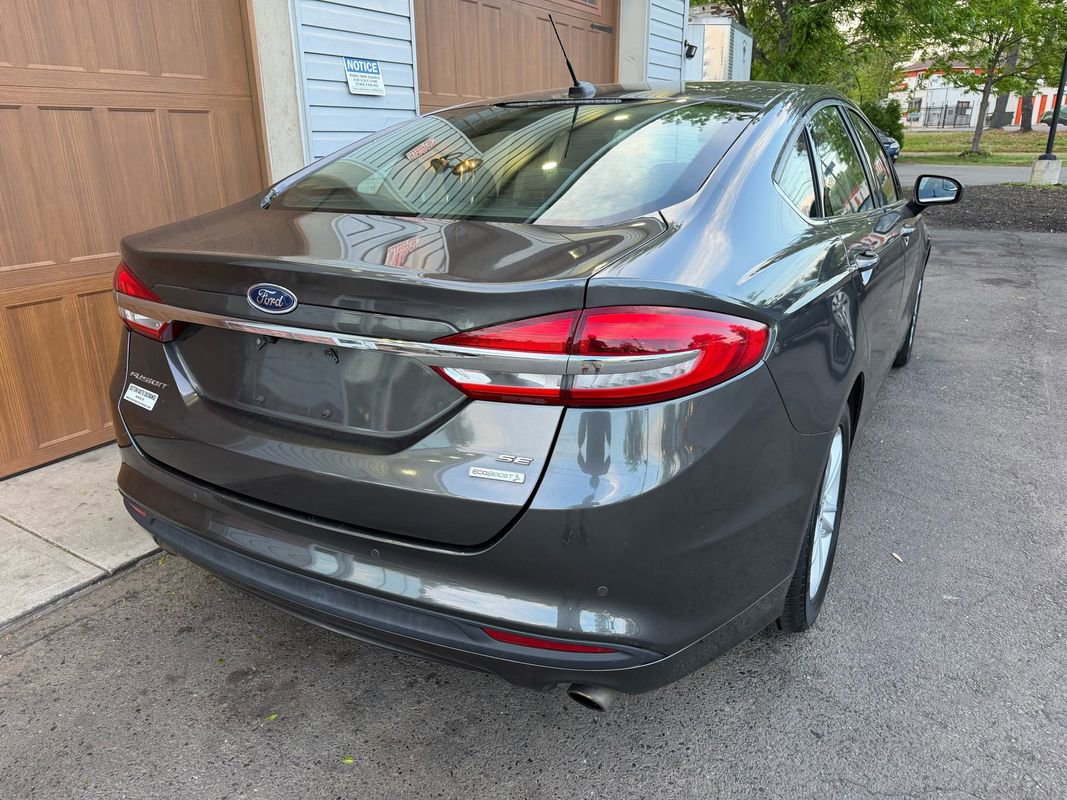 Used 2018 Ford Fusion SE w/ Fusion SE Technology Package FWD image 3