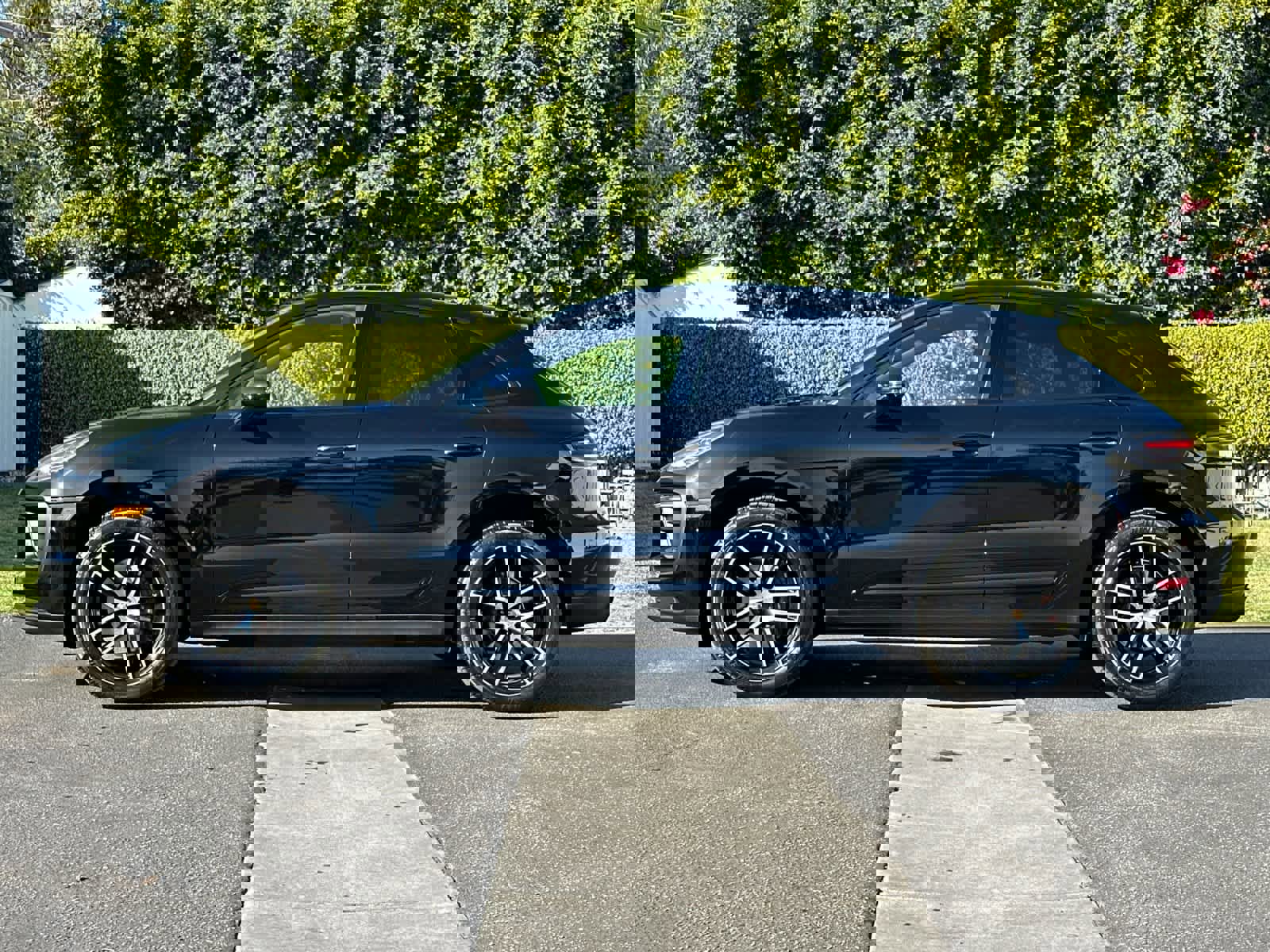 Used 2025 Porsche Macan image 2