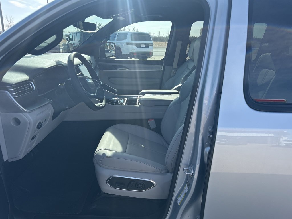 New 2026 Jeep Grand Wagoneer Limited w/ Convenience Group I AWD/4WD image 11