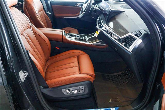Used 2025 BMW X7 M60i w/ Executive Package image 28