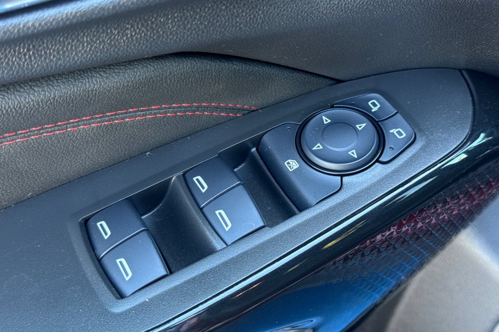 Used 2025 Chevrolet Trax RS FWD image 13